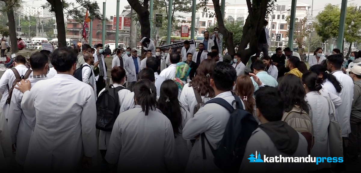 माइतीघरमा स्वास्थ्यकर्मीहरूको धर्ना [फोटो फिचर]
