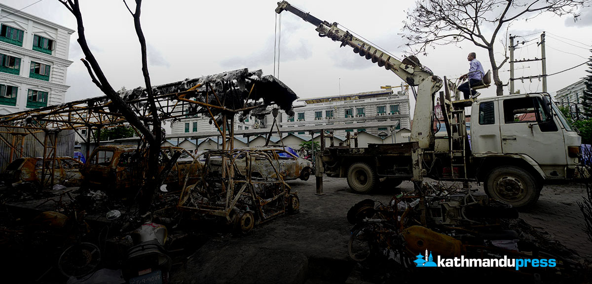 सिंहदरबारबाट जेनजीकाे आगजनीले क्षतिग्रस्त बनेका सवारीसाधन हटाइँदै [तस्बिरहरू]