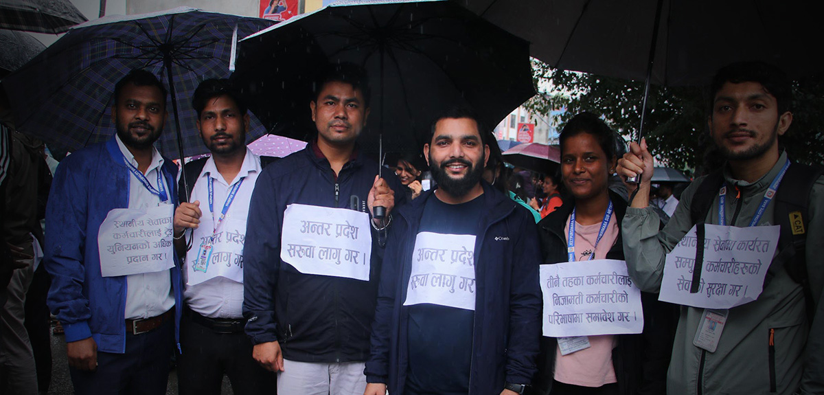झरीको पर्वाह नगरी आज पनि सडकमा कर्मचारी (तस्बिरहरू)