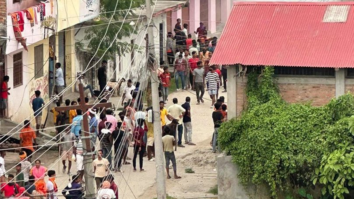 मलंगवामा कर्फ्यु उल्लंघन गर्दै प्रदर्शनकारी सडकमा