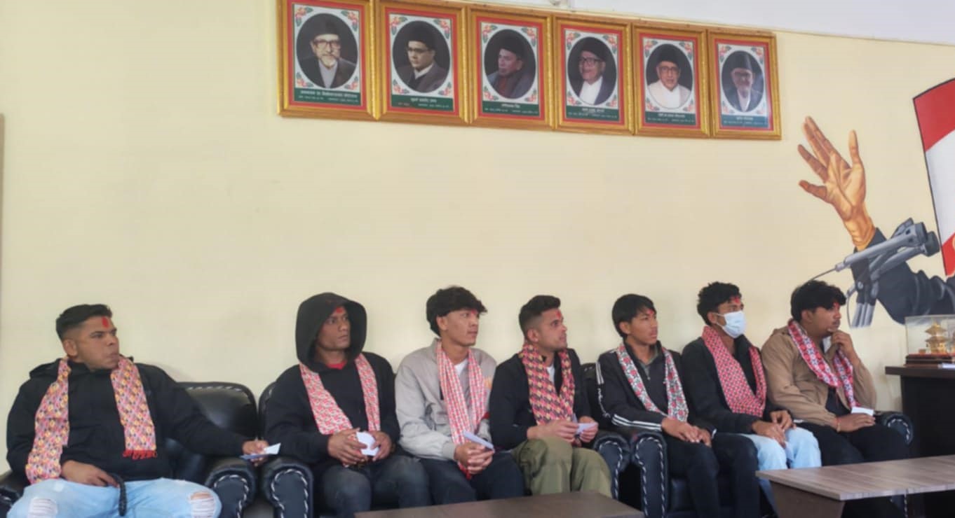 एक दर्जन युवाहरु कांग्रेस प्रवेश