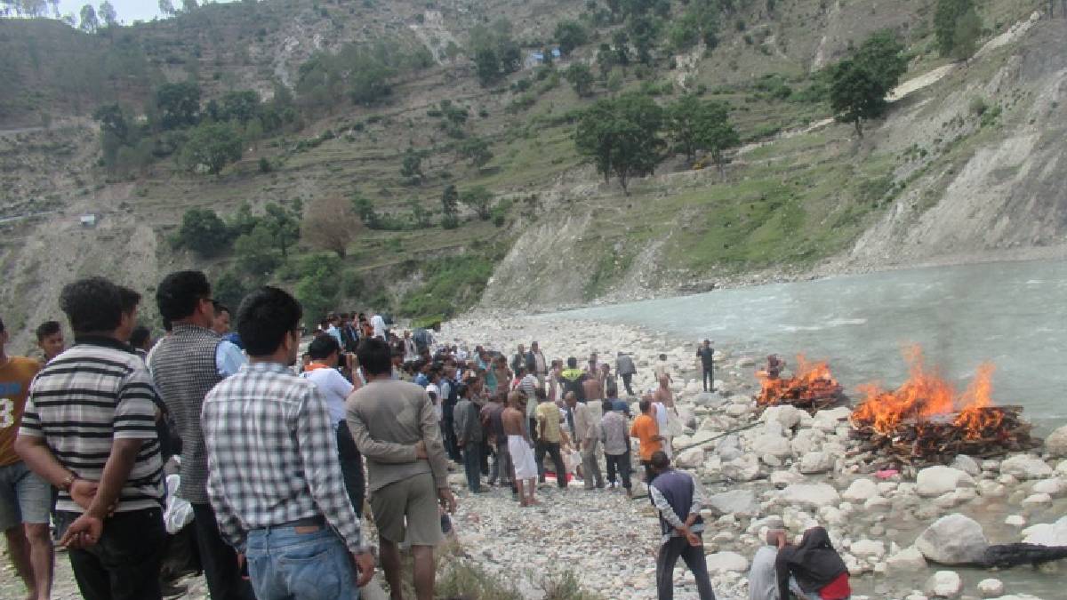 जहाज दुर्घटना : सेती नदीमा डा दम्पतीको सामूहिक दाहसंस्कार