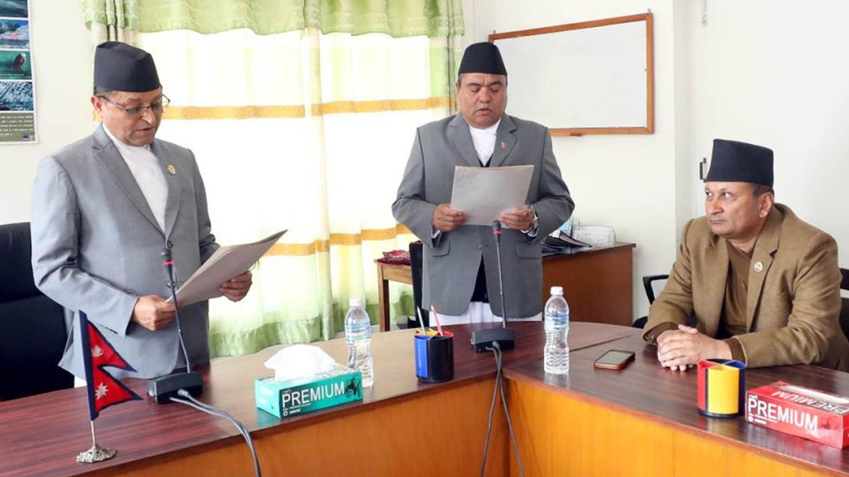 नवनिर्वाचित राष्ट्रिय सभा सदस्य कुमार दसौंदीले लिए शपथ