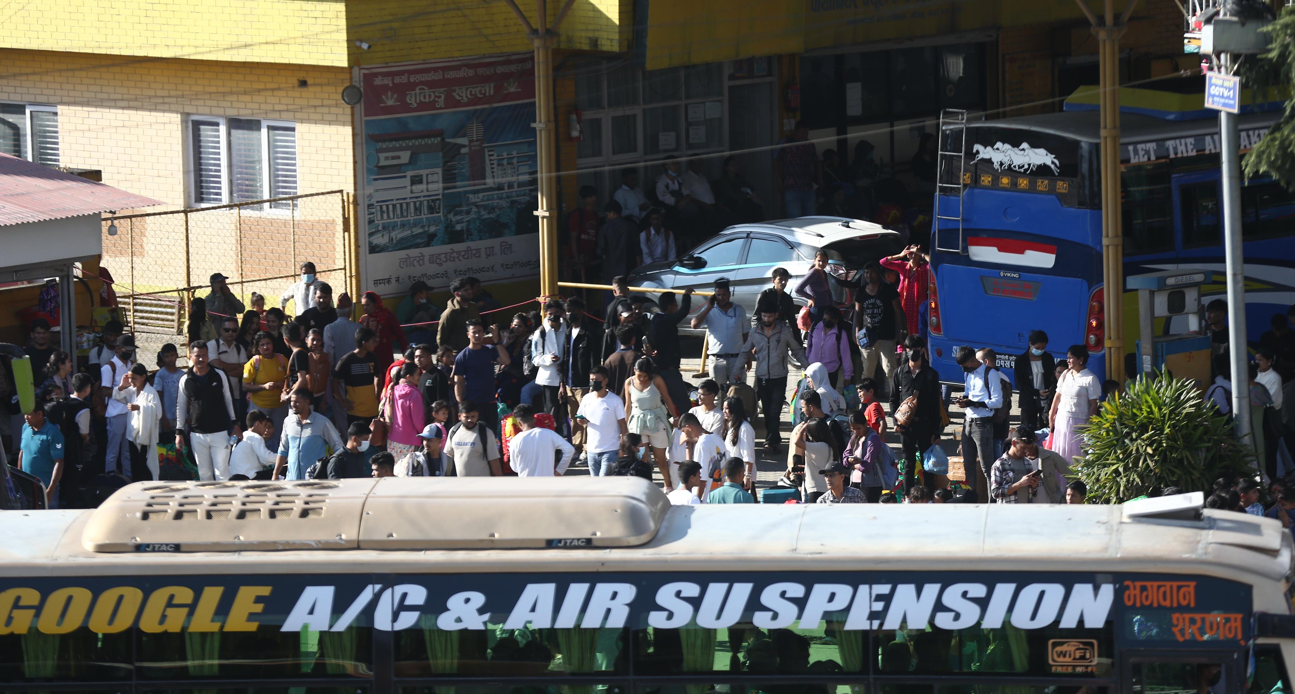 दशैंको चहलपहल सुरु, गोंगबु बसपार्कमा यात्रुको भिडभाड 