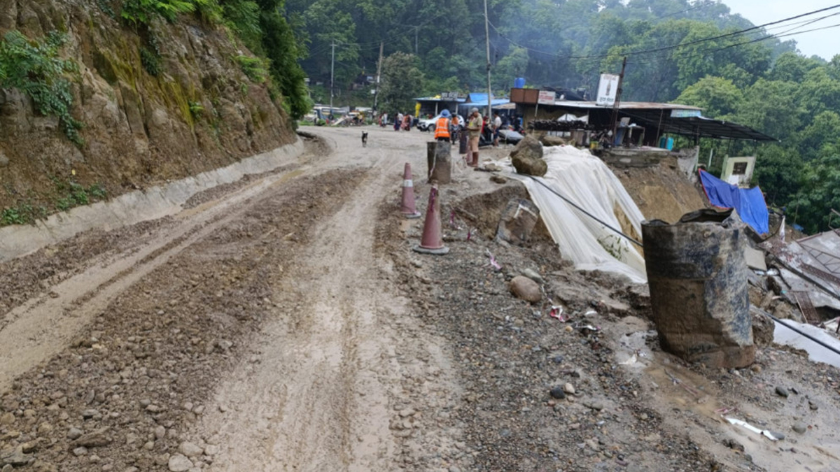 दाउन्नेमा सडक भासिएपछि पूर्वपश्चिम राजमार्ग अवरुद्ध, मर्मत गरिँदै