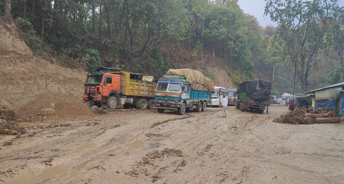 नारायणघाट–बुटवल सडकको दाउन्ने खण्ड अवरुद्ध