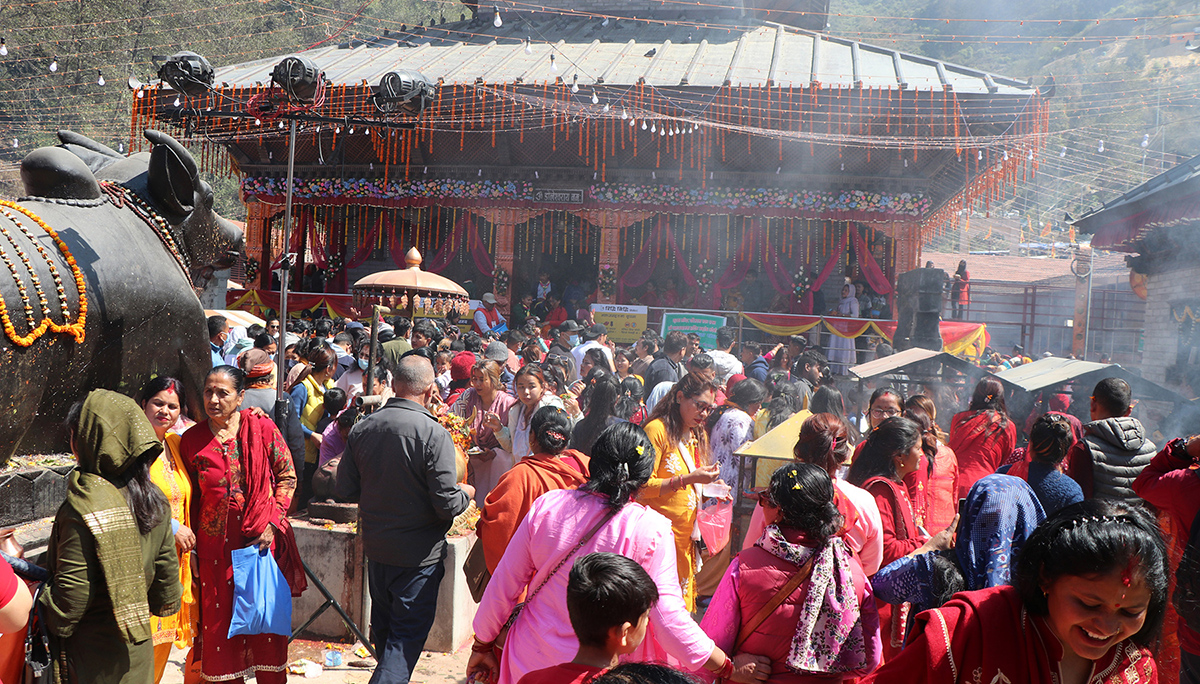 डोलेश्वरमा दर्शनार्थीको घुइँचो