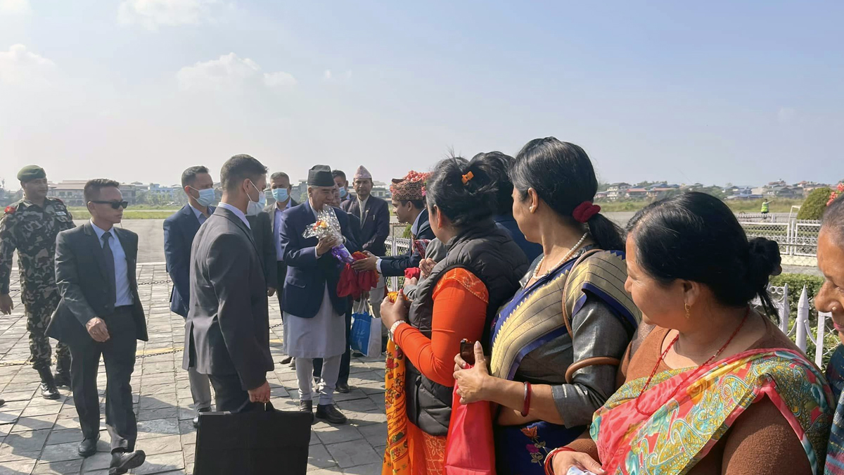 चुनावी सभालाई सम्बोधन गर्न चितवन पुगे प्रधानमन्त्री देउवा