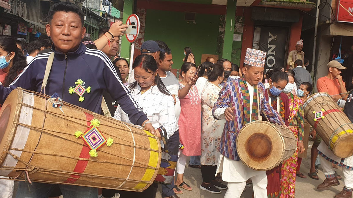 धाननाच पुस्तान्तरण गर्न प्रतियोगिता