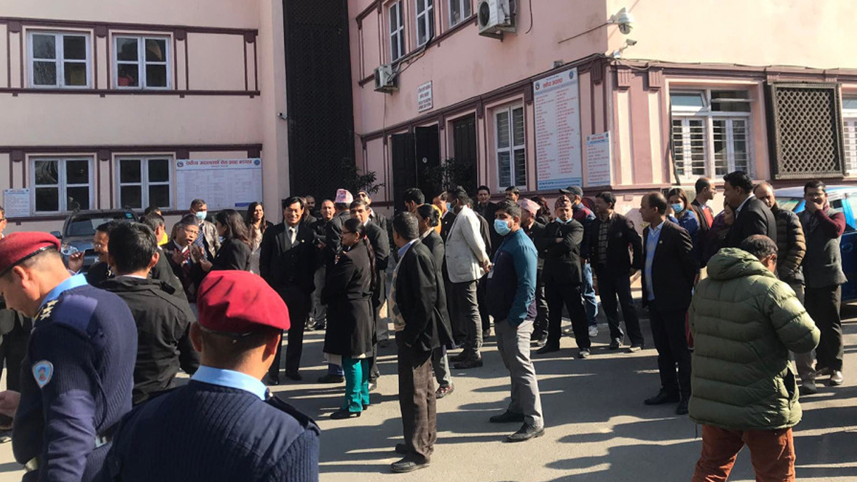 चोलेन्द्रलाई रोक्न सर्वोच्चको मूल गेटमा बारकाे धर्ना 