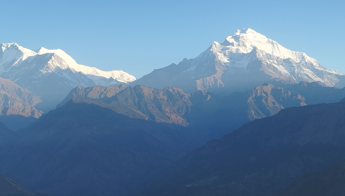 हिउँको मात्रा घट्दा धमिलिँदै धौलागिरि