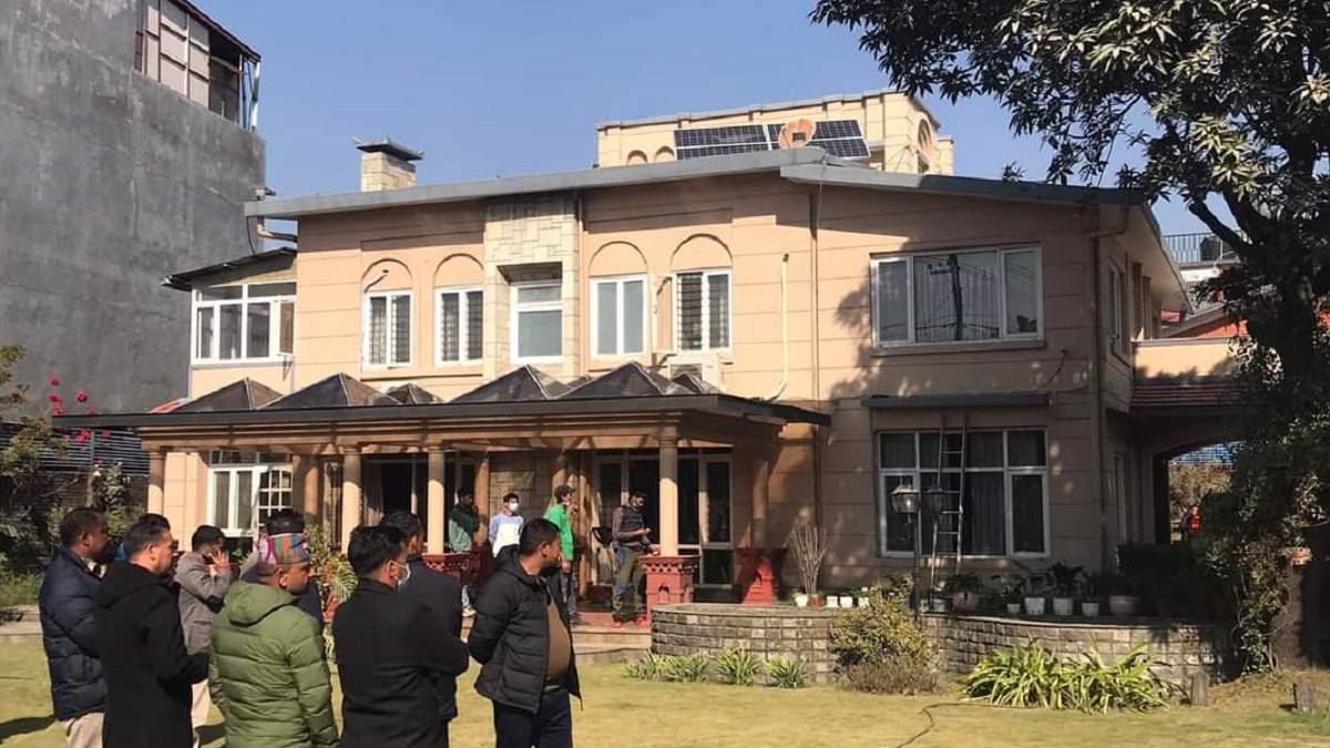 नेकपा एसका नेताहरू देउवा भेट्न धुम्बाराहीमा 