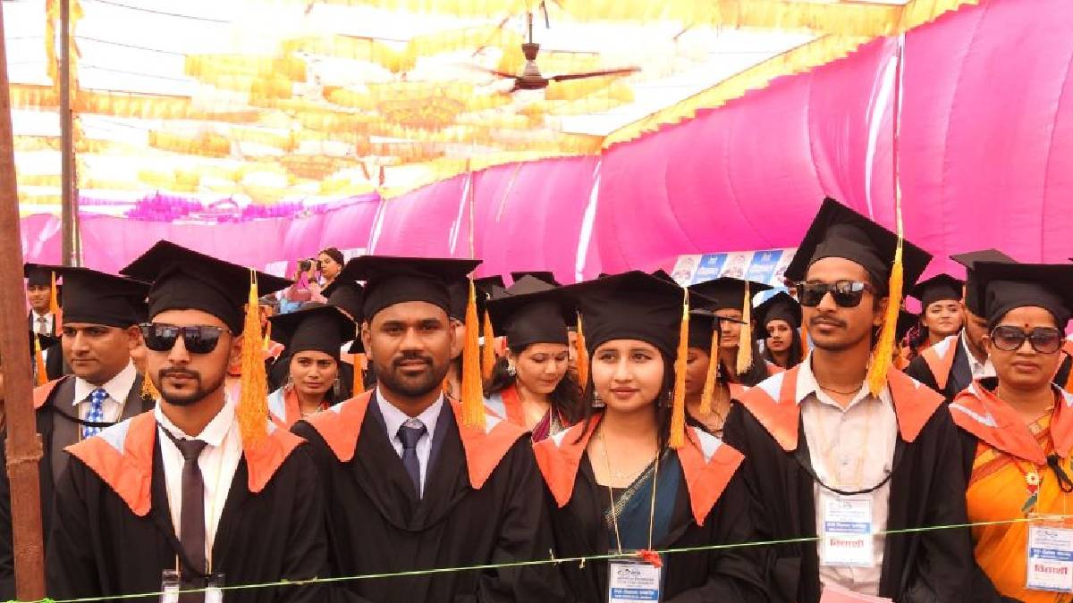 सुदूरपश्चिम विश्वविद्यालय आठ विद्यार्थीलाई स्वर्ण पदक