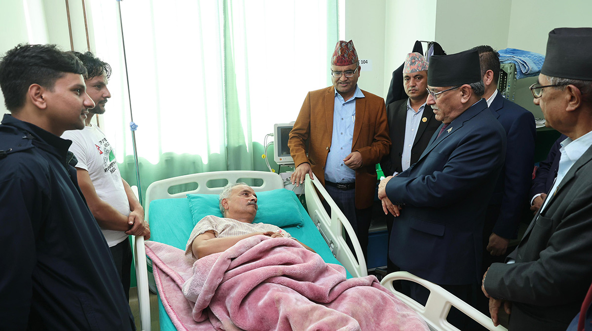 प्रधानमन्त्री दाहाल सचिव आचार्यलाई भेट्न पुगे वीर अस्पताल