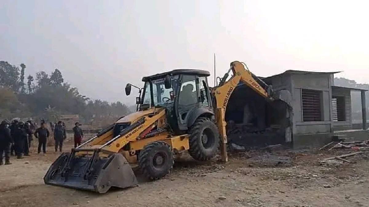 खोलाको जग्गा अतिक्रमण गरेर निर्माण गरिएको घरमा धरान उपमहानगरले चलायाे डाेजर