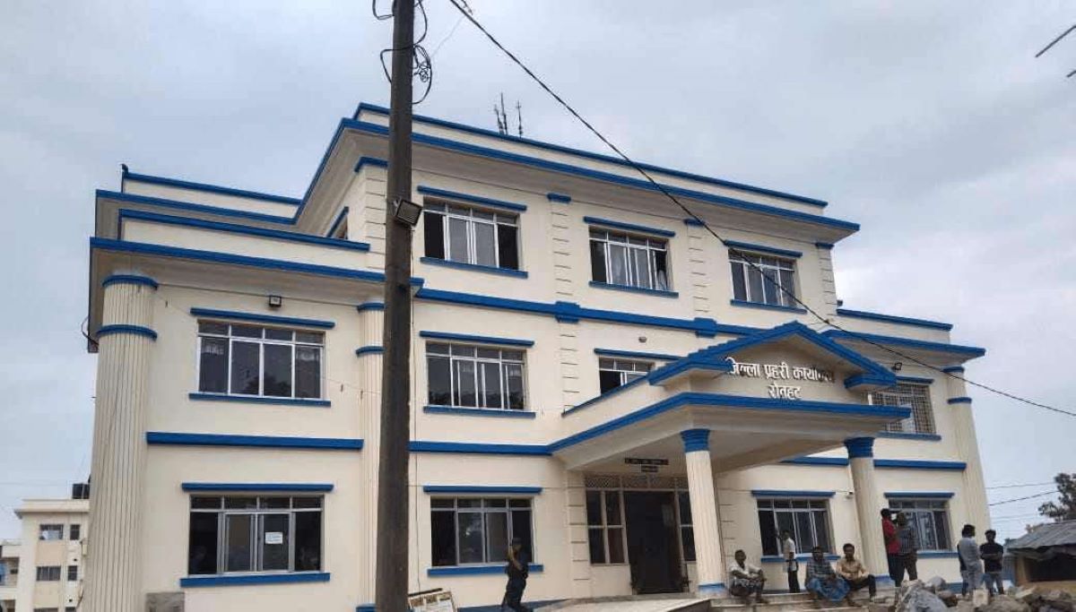 विभिन्न अपराधम फरार १० जना प्रतिवादी पक्राउ