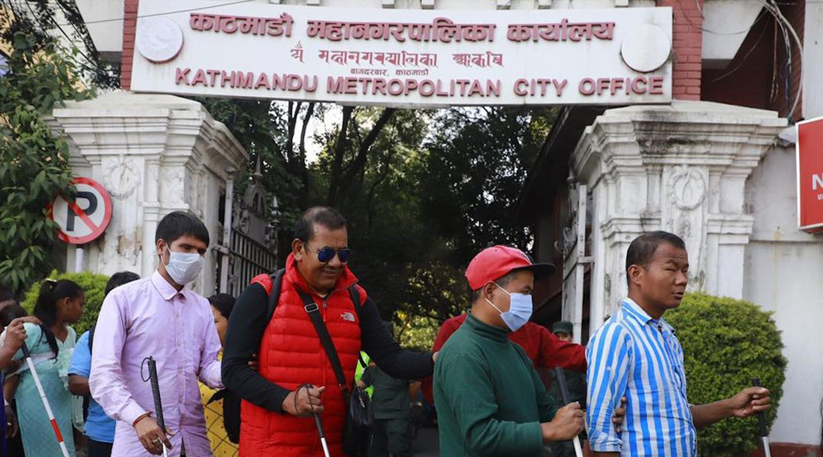 महानगरले गीत गाउन नदिएको भन्दै दृष्टिविहीनहरूले गरे प्रदर्शन