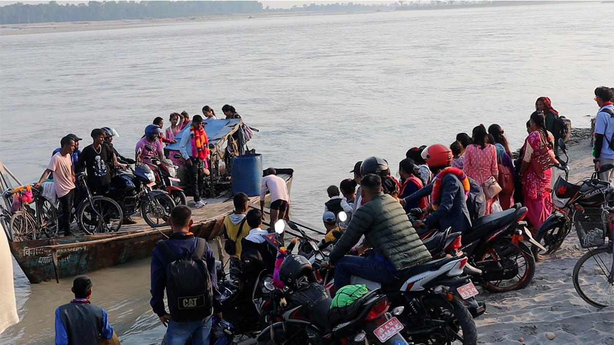 पुल नबन्दा हतार र जोखिममा डुङ्गाको यात्रा 