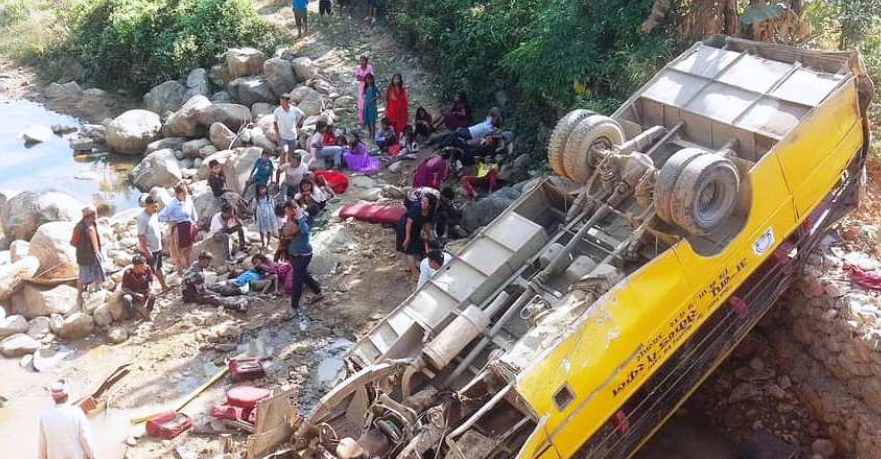 उदयपुरमा पिकनिक गएकाे स्कुल बस दुर्घटना, २५ जना घाइते