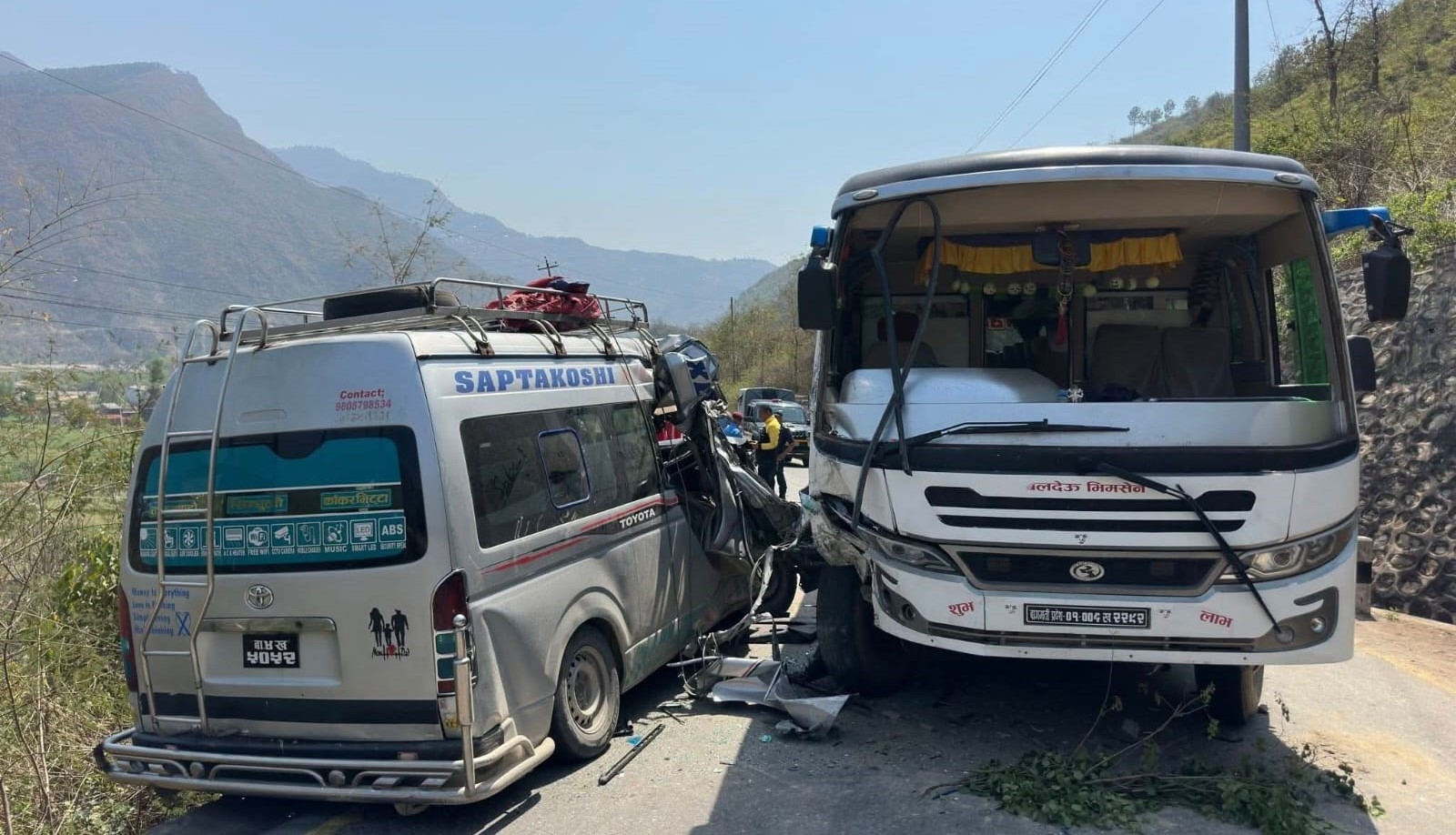 मुलकोटमा माइक्रोबस र बस एकापसमा ठोक्किँदा १० जना घाइते