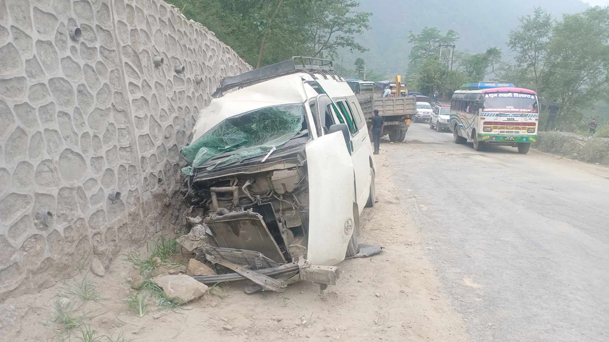 मुल्गिनमा माइक्रोबस र टिपर ठोक्किँदा १३ जना घाइते, दुईको अवस्था गम्भीर