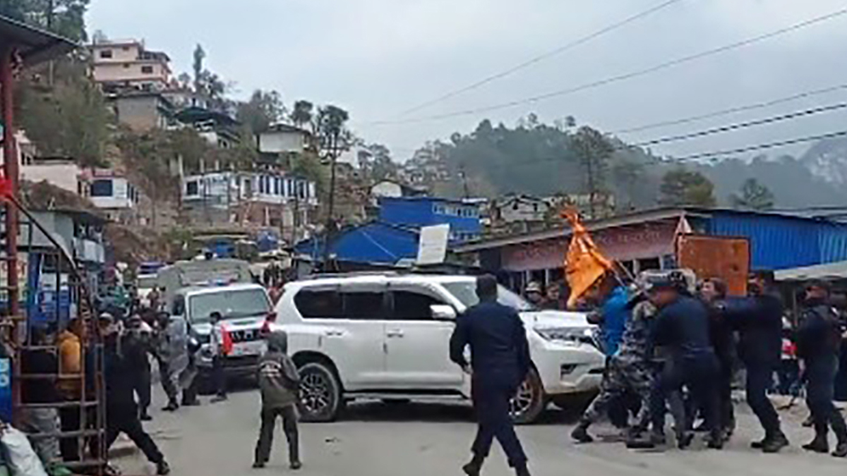 ओखलढुंगामा मुख्यमन्त्री कार्की सवार गाडीमाथि तोडफोड प्रयास