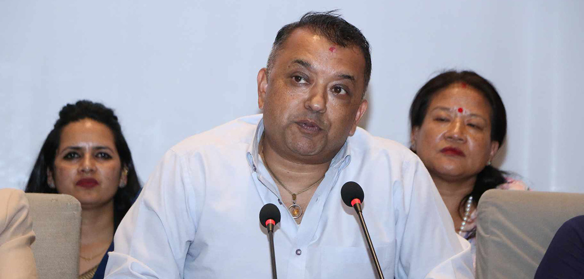 ‘गृहमन्त्री टेलिभिजनको प्रस्तोता जस्तो देखिनुभयो’