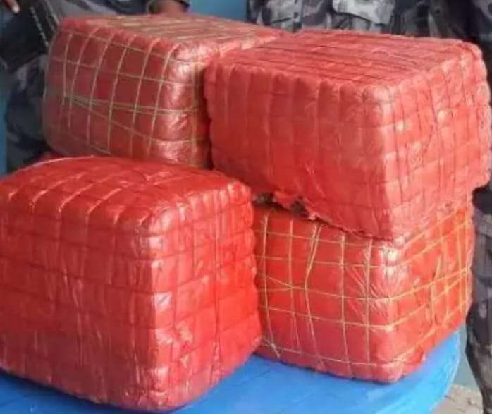 ६३ किलो गाजा लिएर आएका दुई जना प्रहरी देखेपछि मोटरसाइकल छाडेर भागे