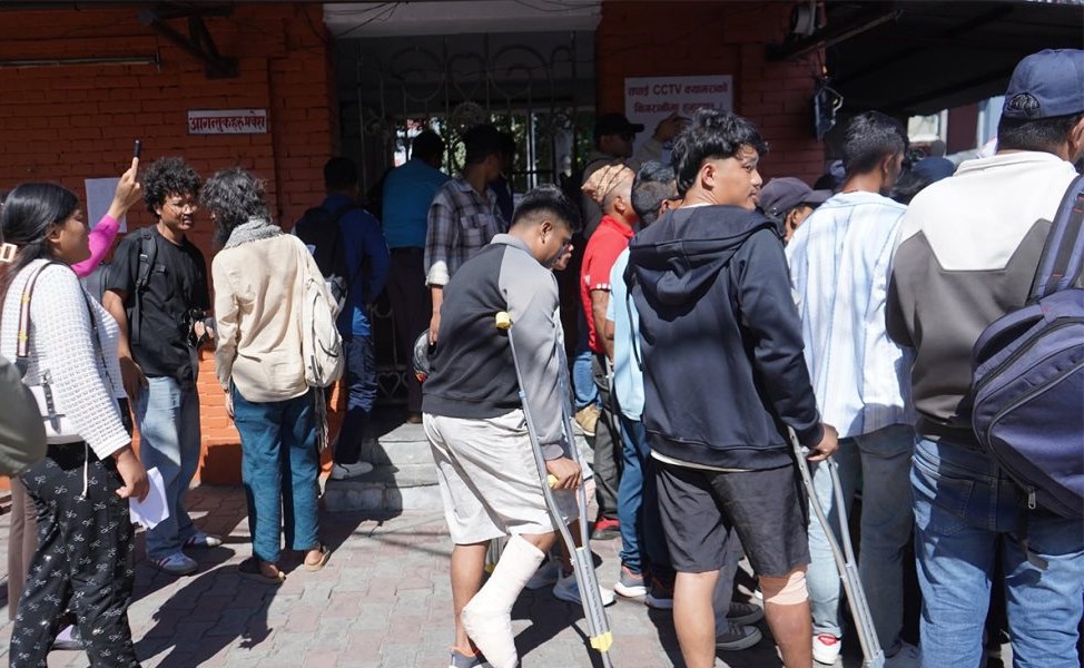 प्रधानमन्त्रीलाई भेट्न जेनजी आन्दोलनका घाइतेहरु सिंहदरबारमा