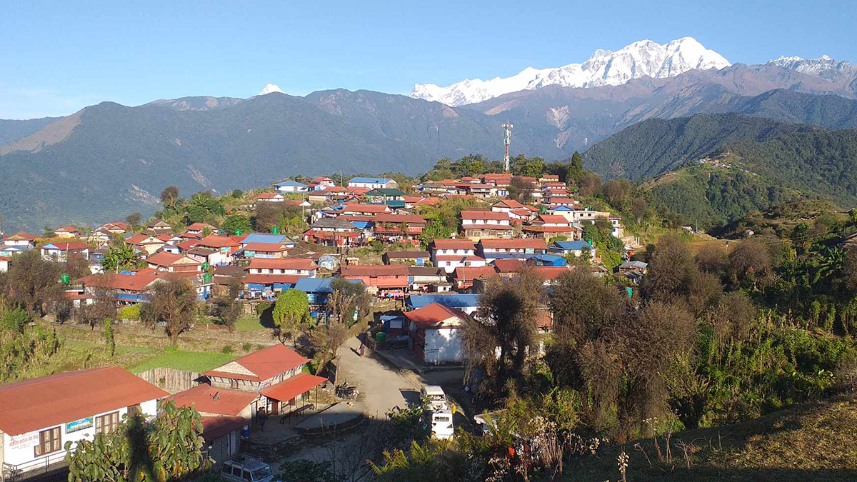 पर्यटक पर्खिरहेको घलेगाउँ