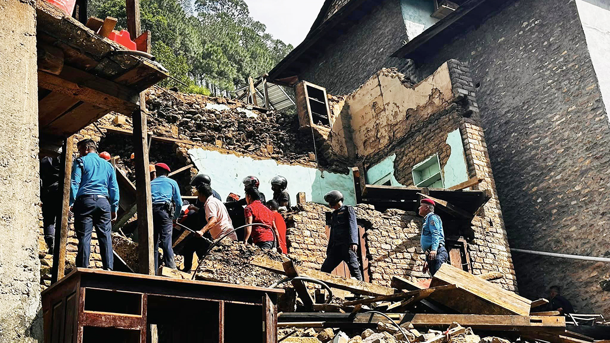 बाग्लुङमा घर भत्काउने क्रममा एकको मृत्यु, ११ जना घाइते