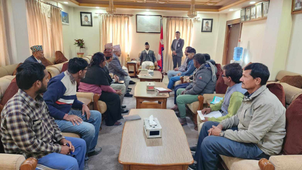 मिटरब्याज पीडितसँग छलफल गर्दै गृहमन्त्री
