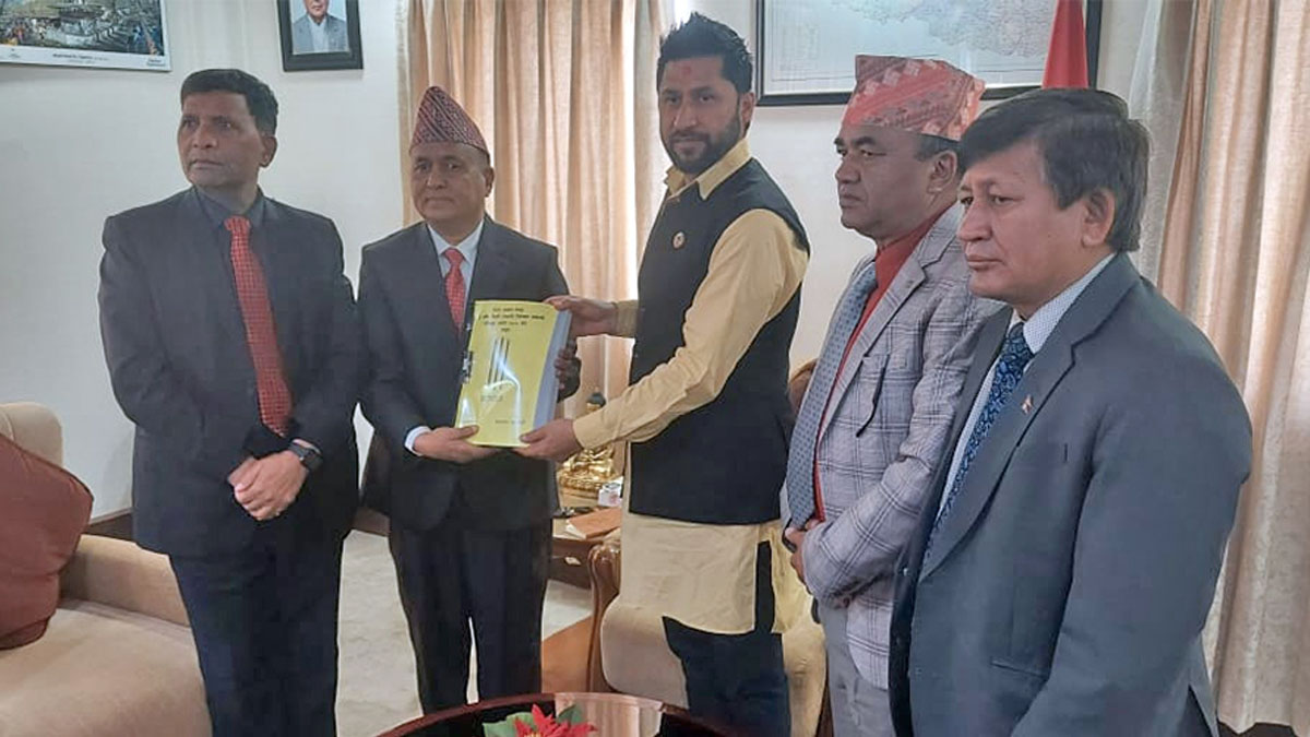 सुन तस्करीबारे छानविन प्रतिवेदन आयोगले गृहमन्त्रीलाई बुझायो