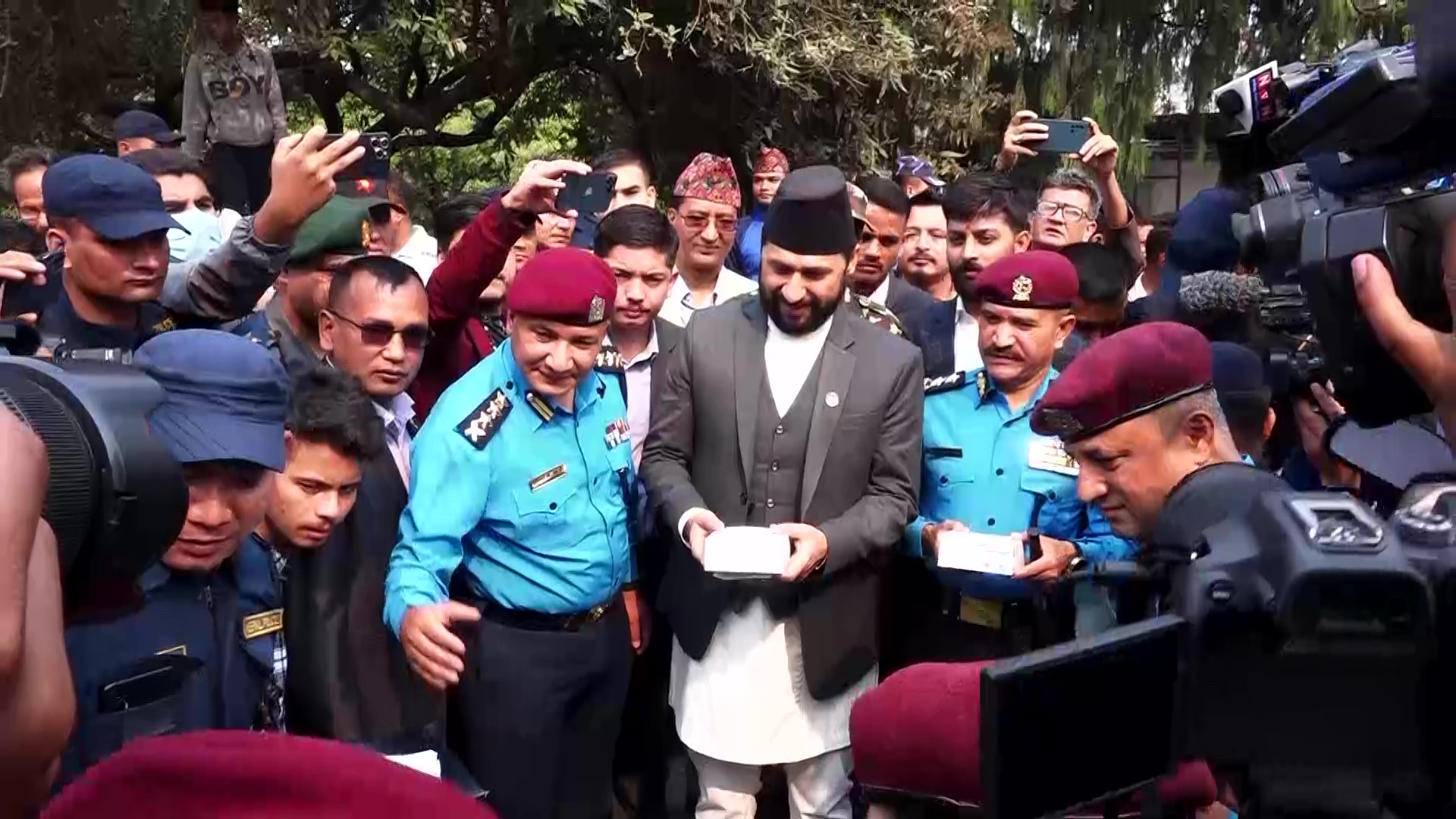 नागरिकलाई सभ्य व्यवहार गरेर काम गर्न प्रहरीलाई गृहमन्त्रीकाे सुझाव