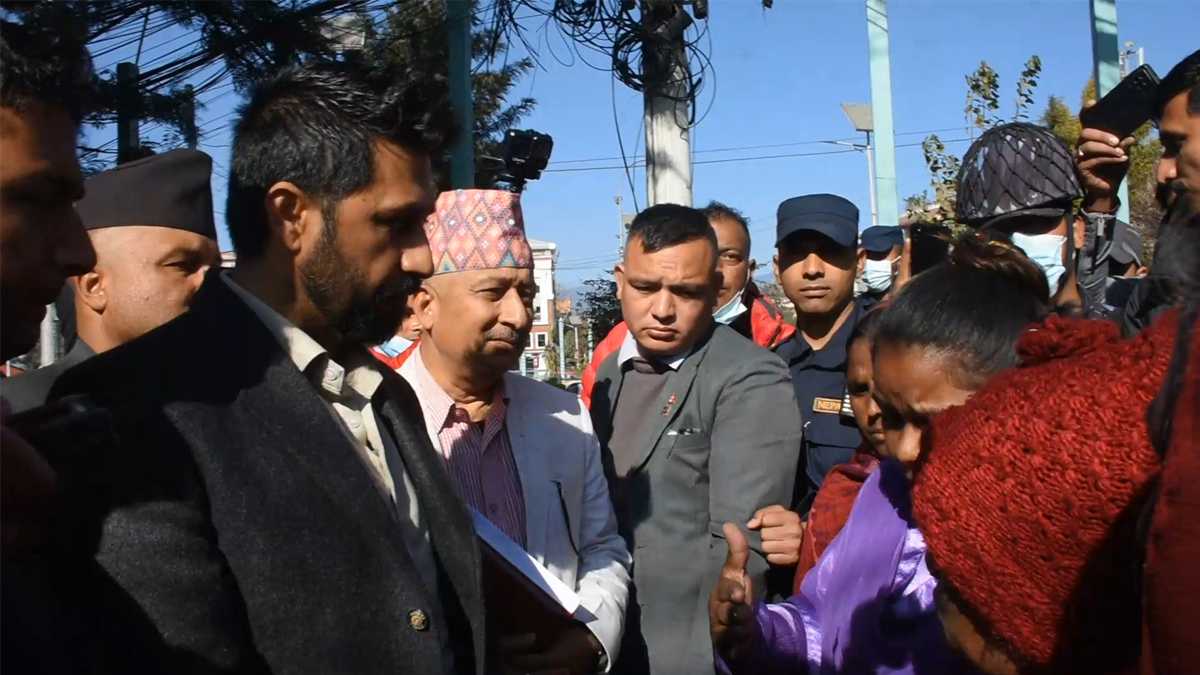 निर्मला कुर्मीकाे न्याय माग्दै धर्नामा बसेका अधिकारकर्मीलाई गृहमन्त्री लामिछानेले भेटे 
