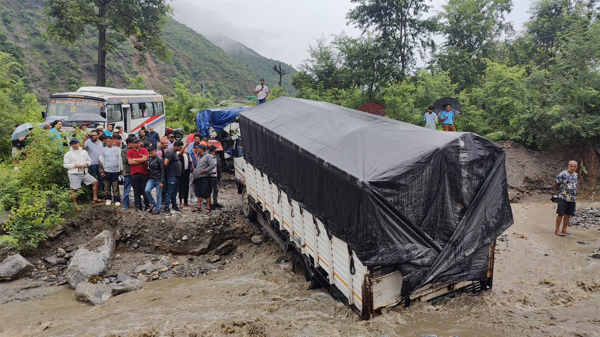 खोलामा मालबाहक ट्रक फस्दा सिन्धुली–हलेसी सडक अवरुद्ध 