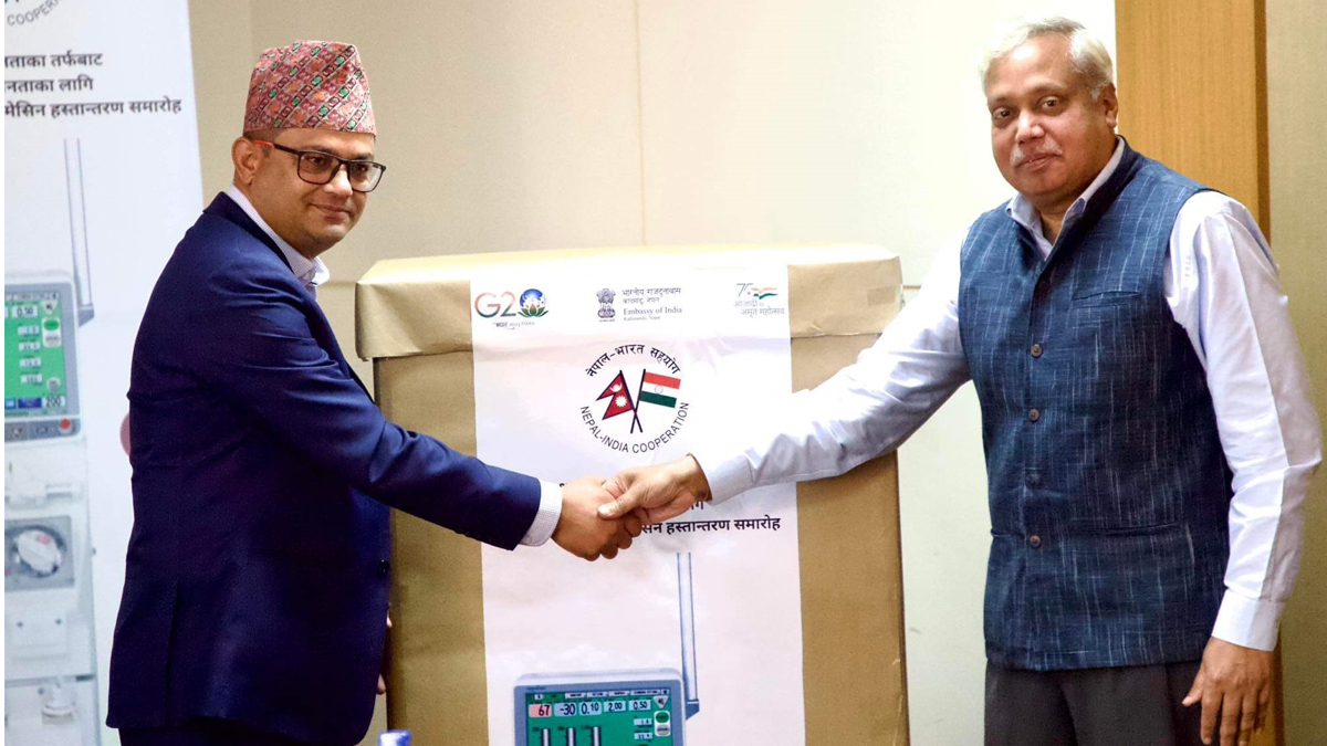 भारतीय दूतावासद्वारा डायलासिस उपकरण हस्तान्तरण