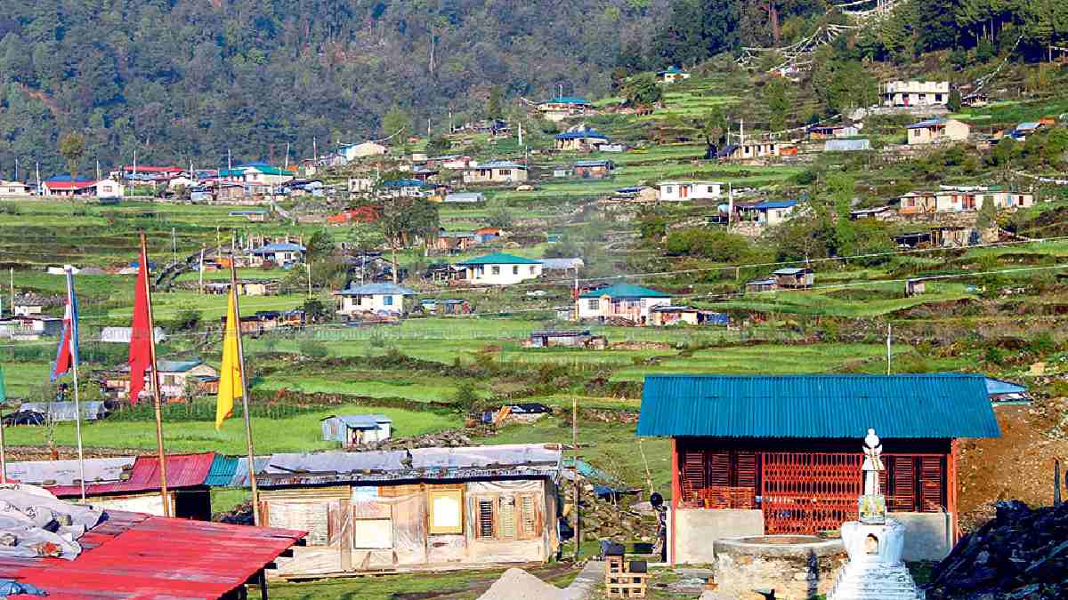 पर्यटक पर्खंदै हेलम्बु