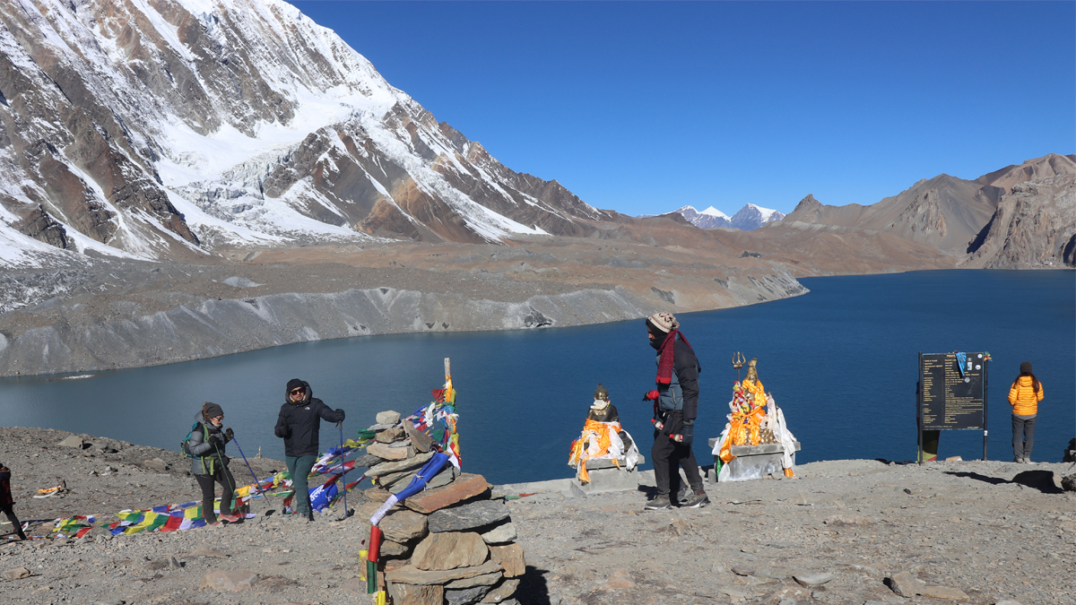 पर्यटक तान्दै मनाङका हिमताल