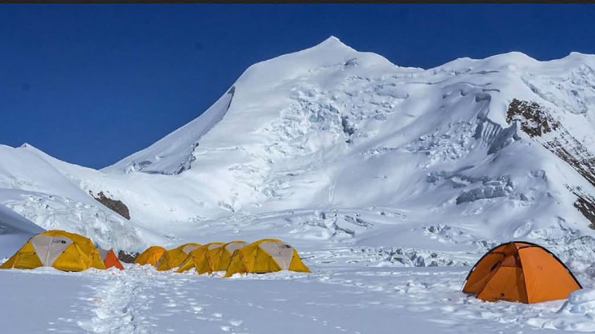 मनाङको हिम्लुङ हिमालमा पहिरो, १० जना सम्पर्कविहीन 