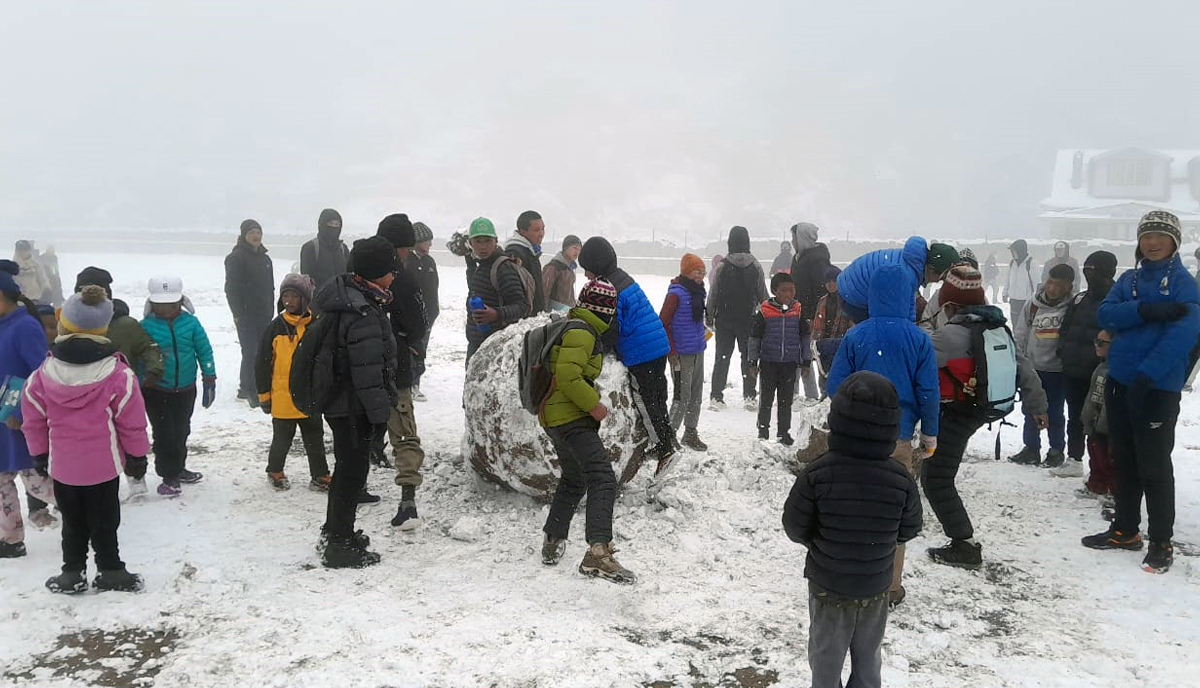 चैतको हिउँले खुम्बु क्षेत्र सेताम्मे, हिउँ खेलेर रमाए पर्यटक