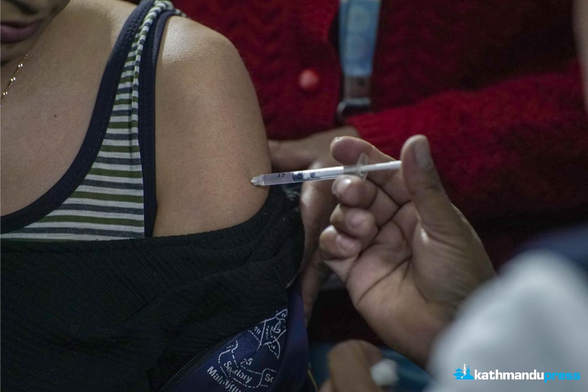 महोत्तरीमा ४५ हजार बढीलाई एचपिभी खोप दिइँदै