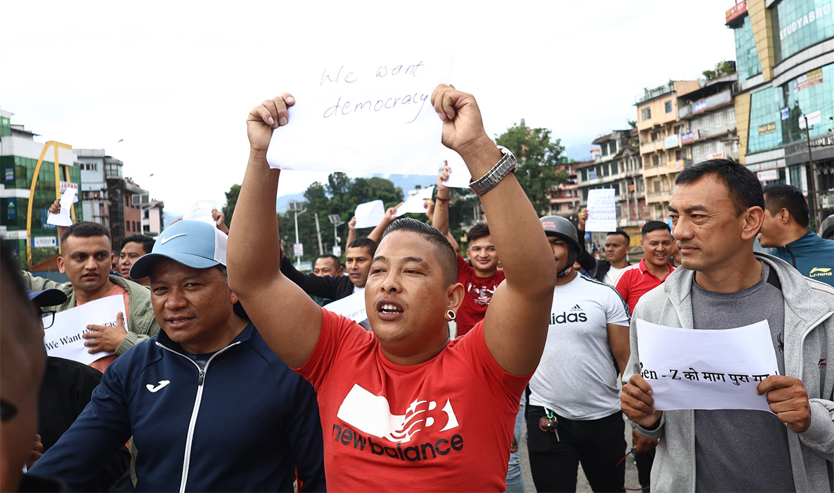 कर्फ्यूबीच तरुण दल र वाईसीएल सडकमा