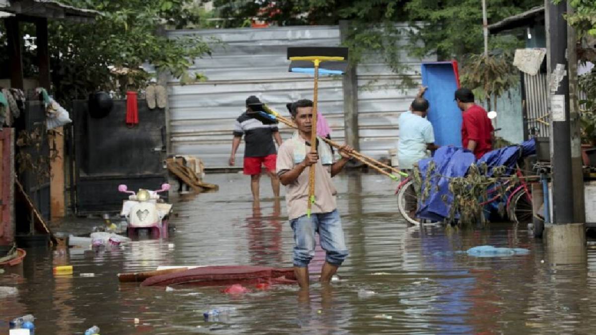 इन्डोनेसियाको सुराकार्तामा बाढीका कारण हजारौं मानिस प्रभावित