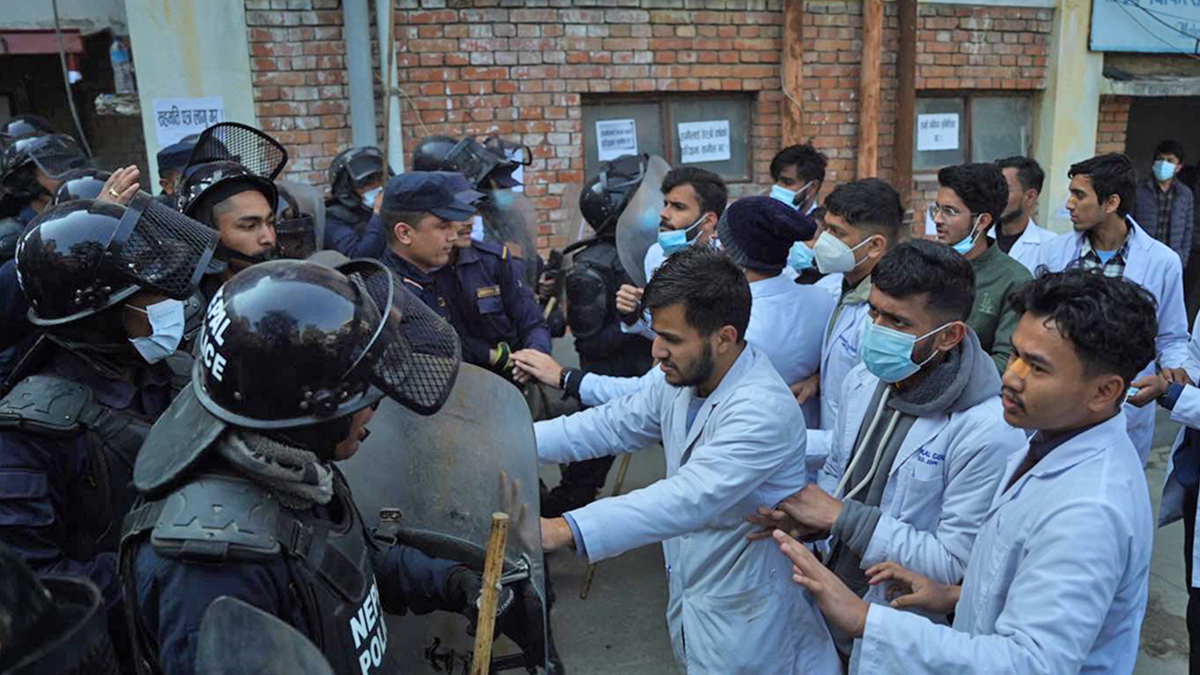 प्रशासन लगाएर ताला खोलेपछि आइओएमका विद्यार्थी र प्रहरीबीच झडप 