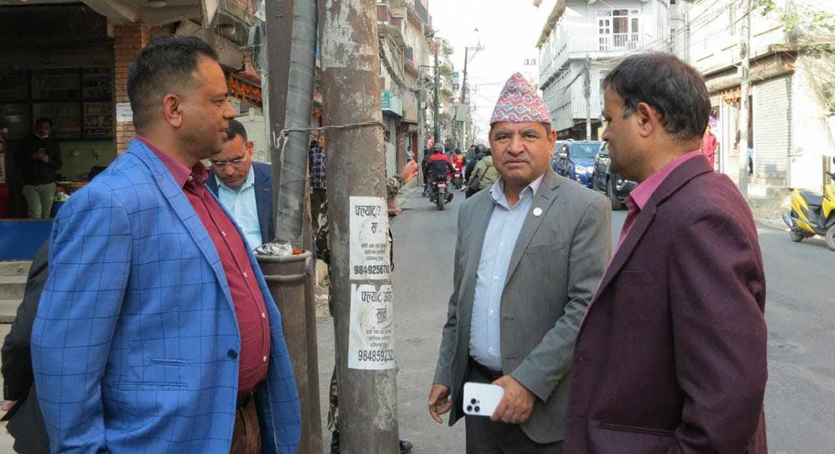 सडक मर्मतको अनुगमन गर्दै मन्त्री ज्वाला
