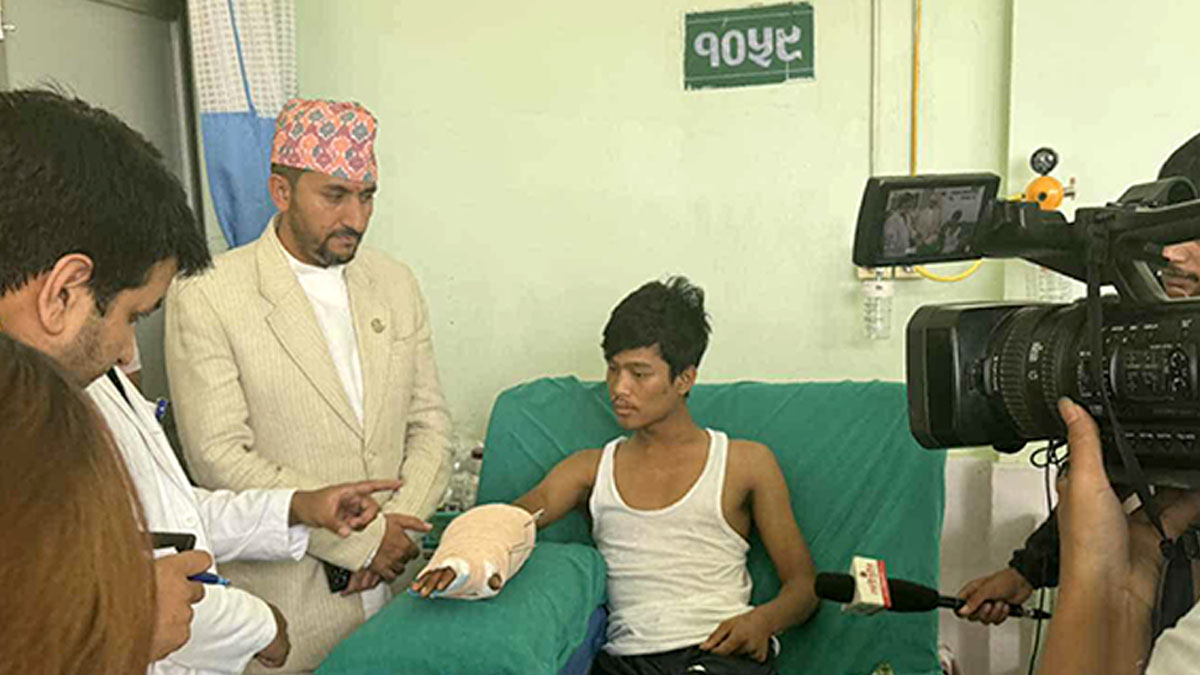 सञ्चारमन्त्री खरेलले भेटे जेनजी आन्दोलनका घाइतेहरू