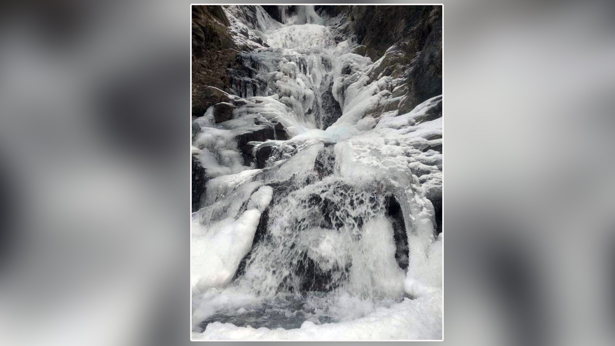 मनाङकाे ङिस्याङ हिउँले जमेको छहरा