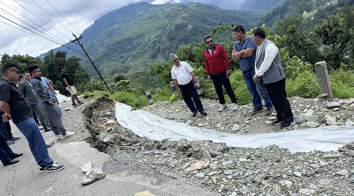 सडक भासिएपछि सिङ्गो बस्ती जोखिममा