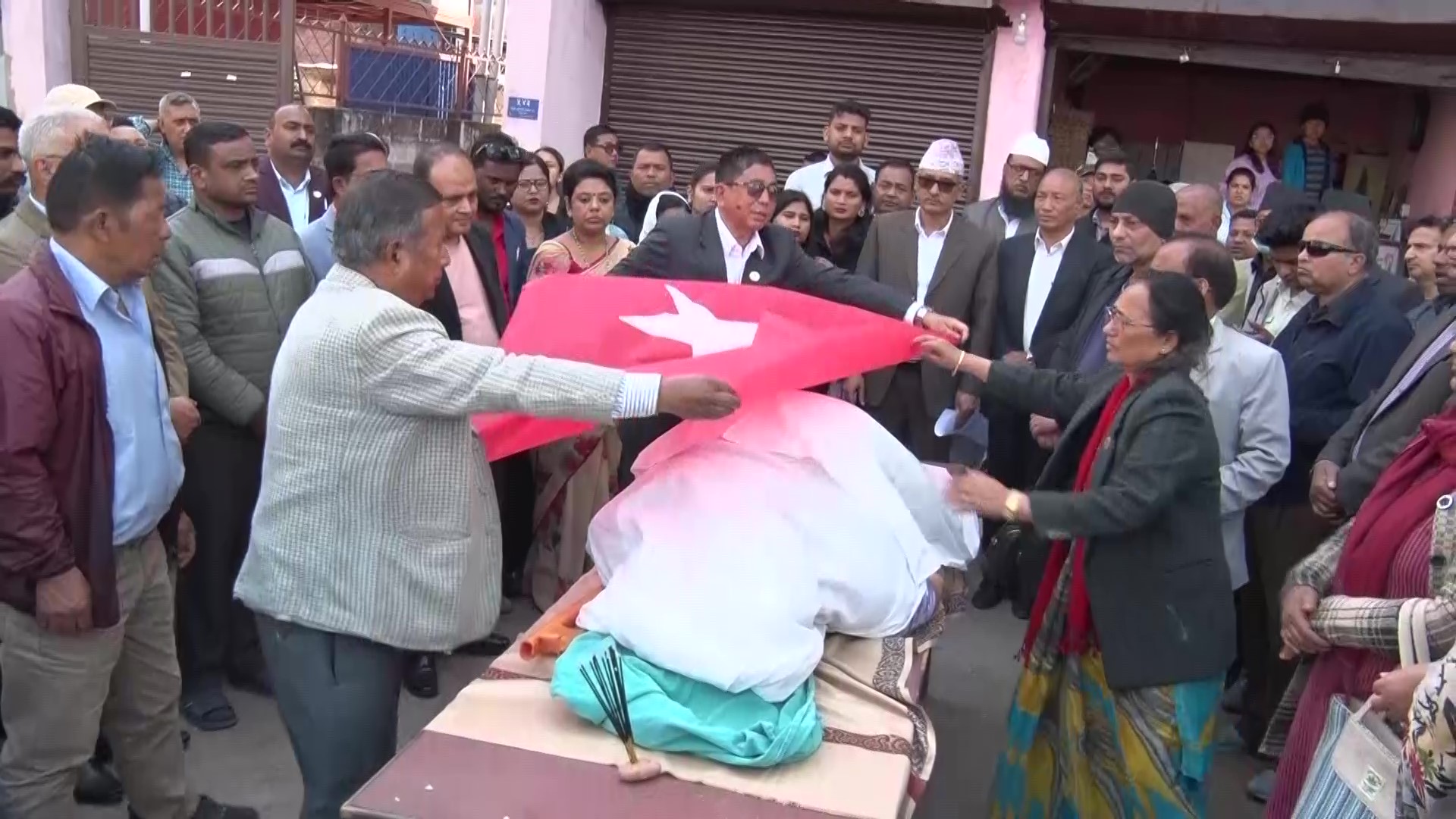 सांसद मञ्जु शर्मा अन्सारीप्रति पार्टीको झन्डा ओढाएर श्रद्धाञ्जली अर्पण